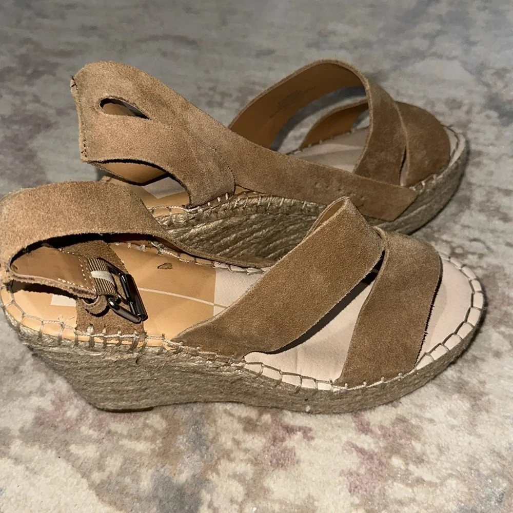 NWOB Dolce Vita Shayla Wedge Sandal‎ Women's Size 9.5 M Saddle Caramel Tan Suede